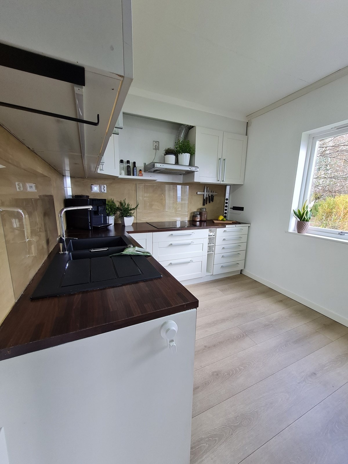 Stort og moderne kjøkken som vart satt inn i 2022. Kjøkenet var då brukt, men det er nye benkeplater, servant og montert sprutplater bak vask og komfyr. Galleribilde