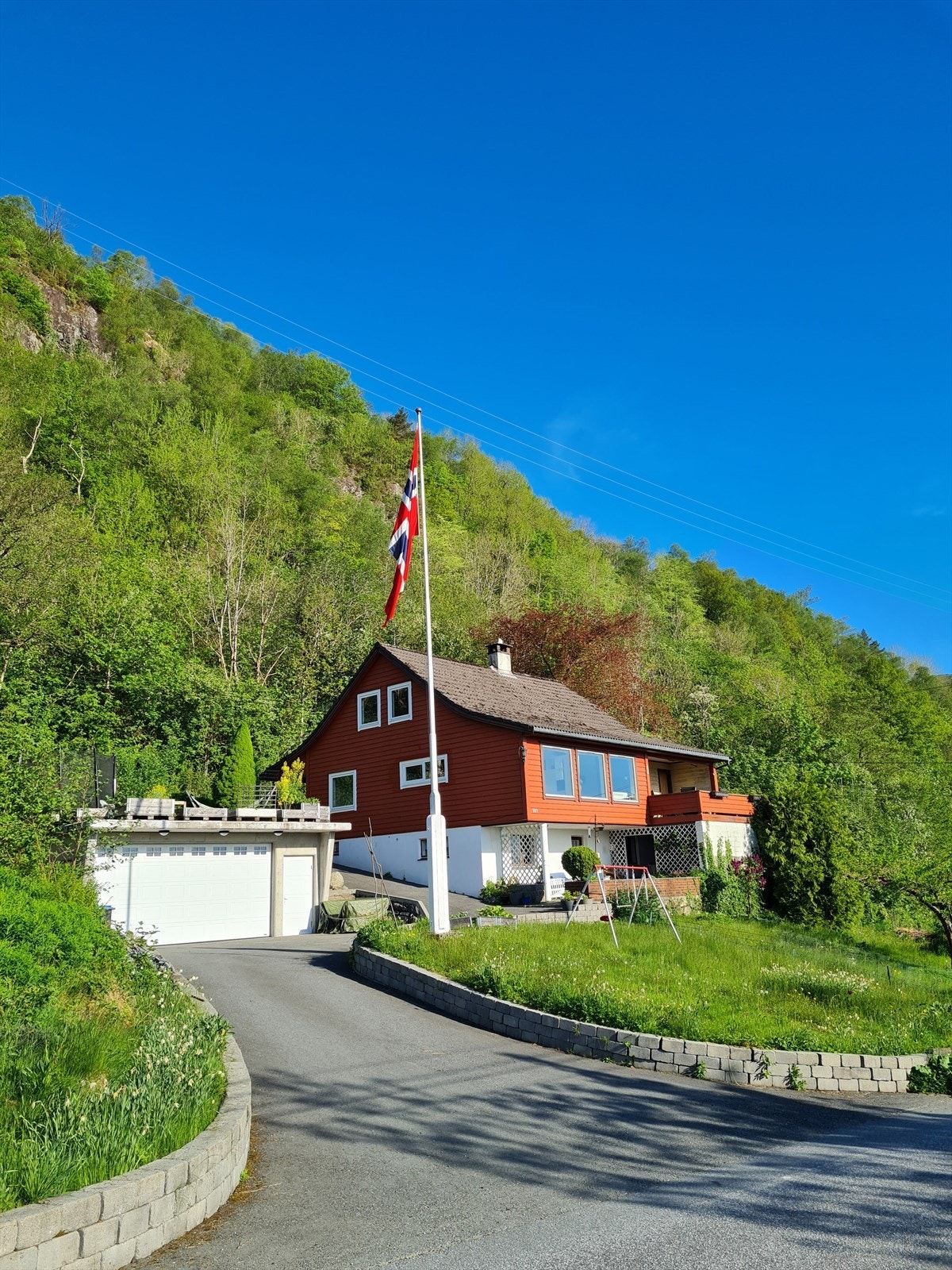 Eigedommen har ei stor tomt på 1,1 mål, samt ein garasje frå 2015. Galleribilde