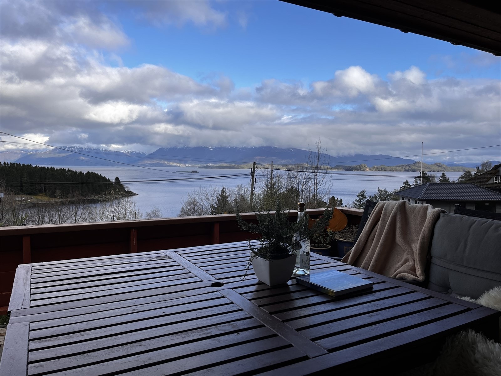 Det er storslått utsikt frå terrassen mot sjøen, fjella og nærområdet. Her kan ein nyte både sol og utsikt! Galleribilde