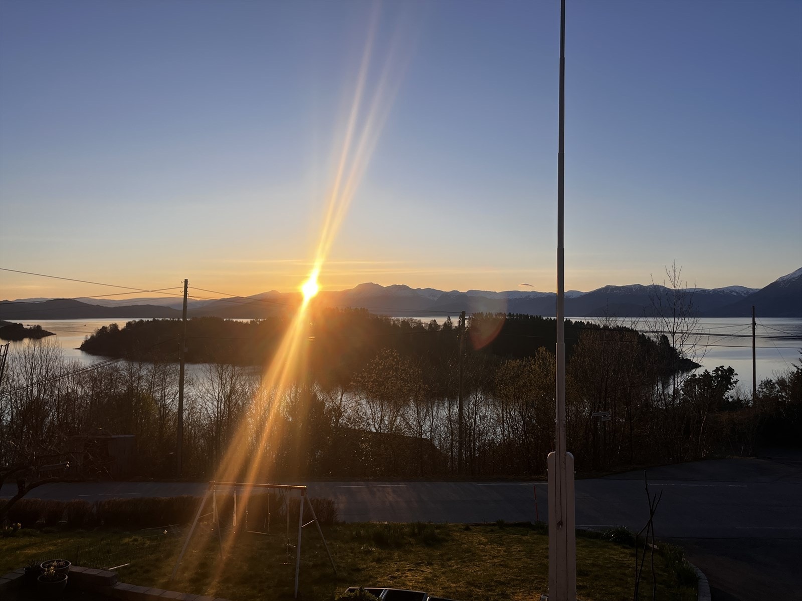Morgonsola frå vindauge i stova Galleribilde