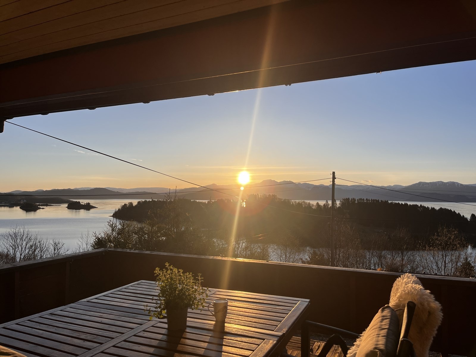 Her kan ein nyte morgonkaffi og soloppgangen Galleribilde