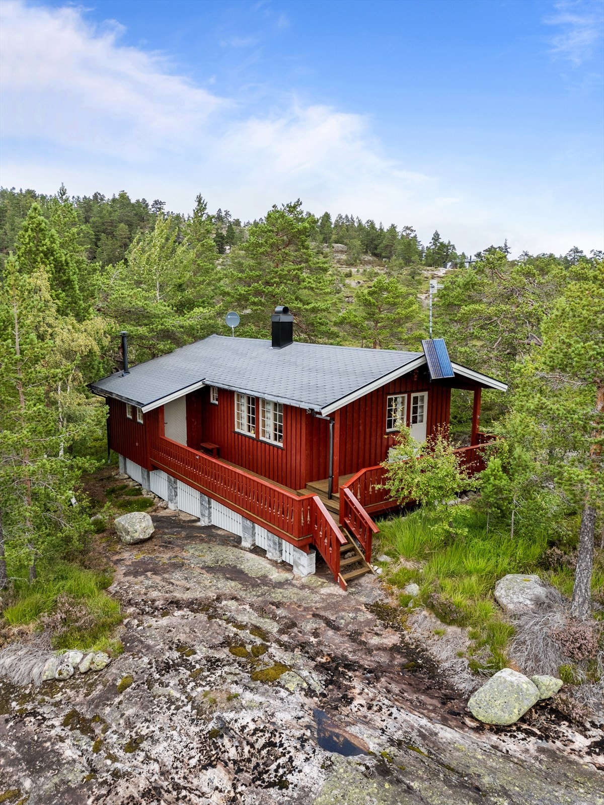 Årlig festeavgift er pr.2024 kr 4 455,- (dette gjelder for begge eiendommene fnr. 111 og fnr. 119.) Grunneier opplyser om at det er mulig å innløse festetomt. Dette vil bli en egen avtale mellom grunneier og kjøper. Galleribilde
