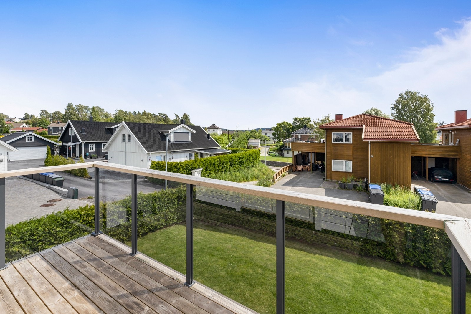 Her har man god utsikt over nabolaget og egen hage Galleribilde