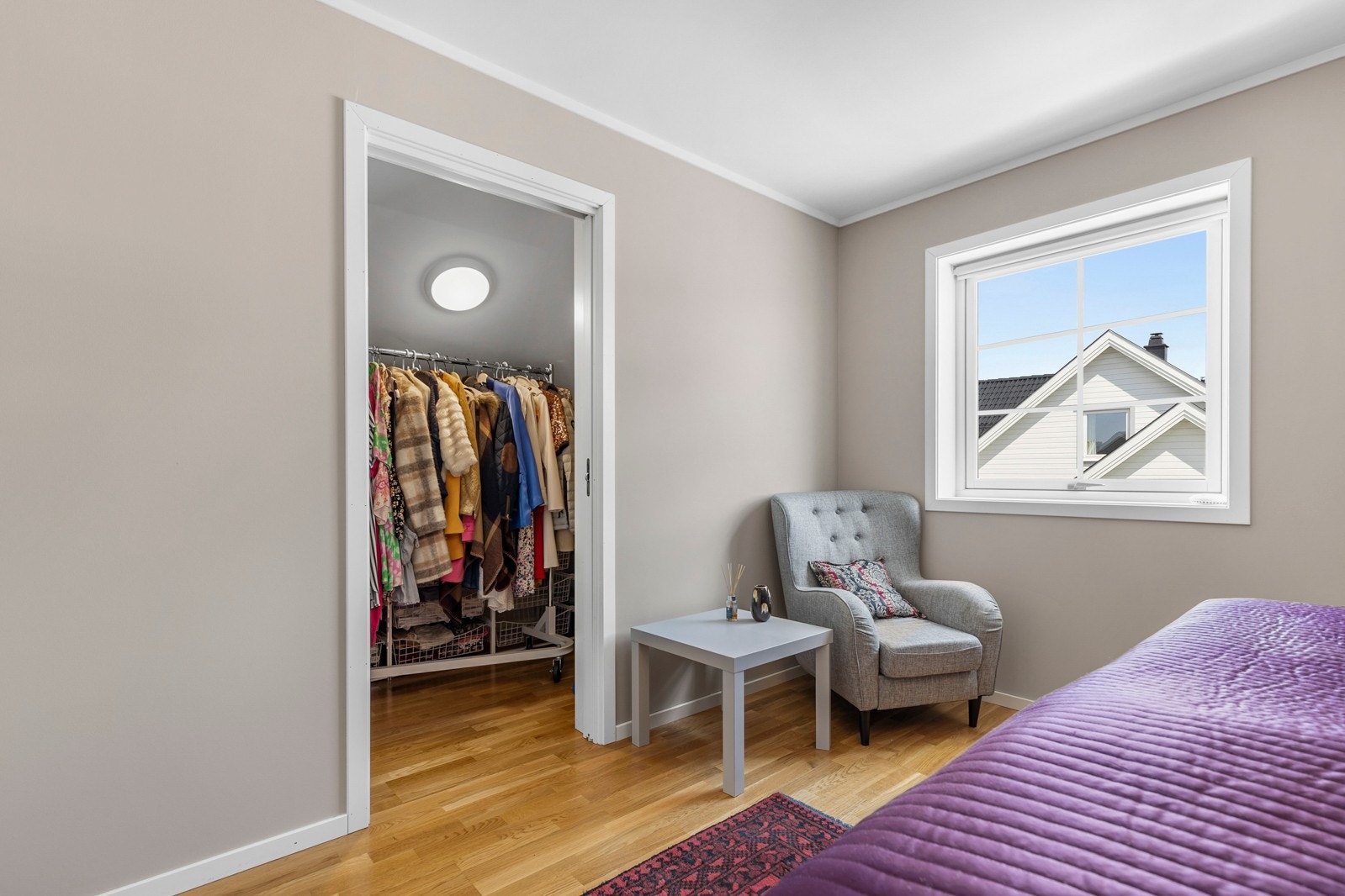 Her vises det største soverommet med egen walk-in garderobe Galleribilde