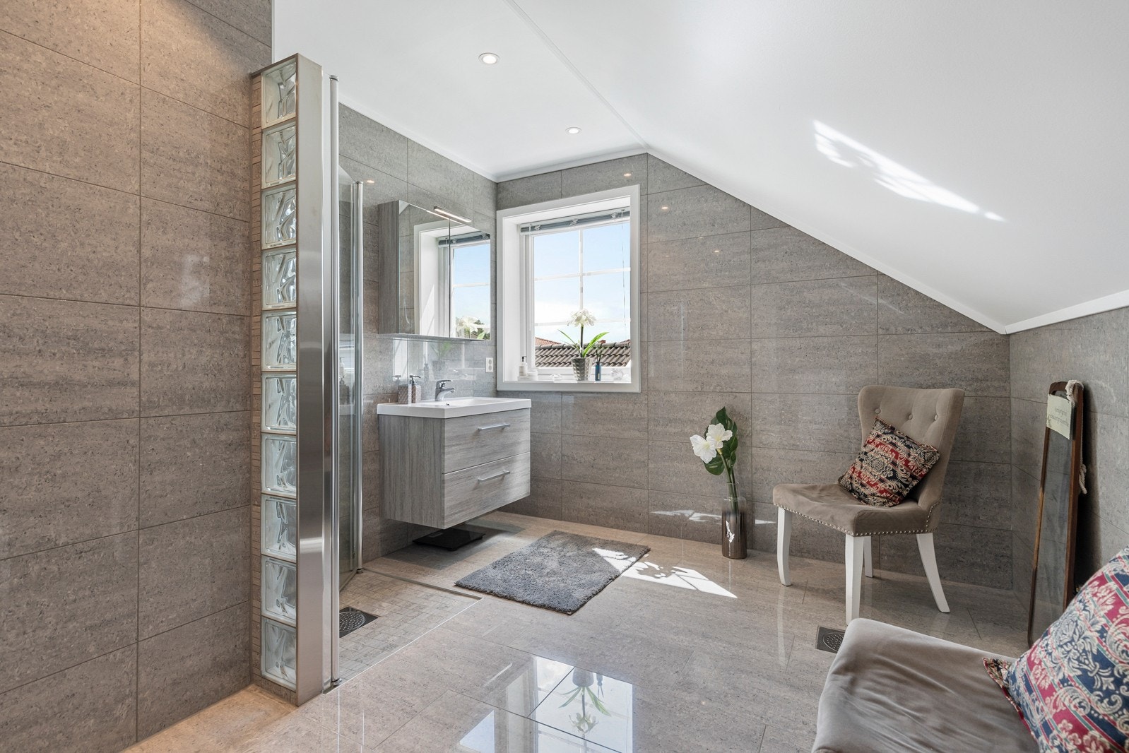 Boligen har et bad i hver etasje, her vises badet i 2.etasje. Også et nydelig bad med store fliser og moderne preg. Downlights i himling Galleribilde