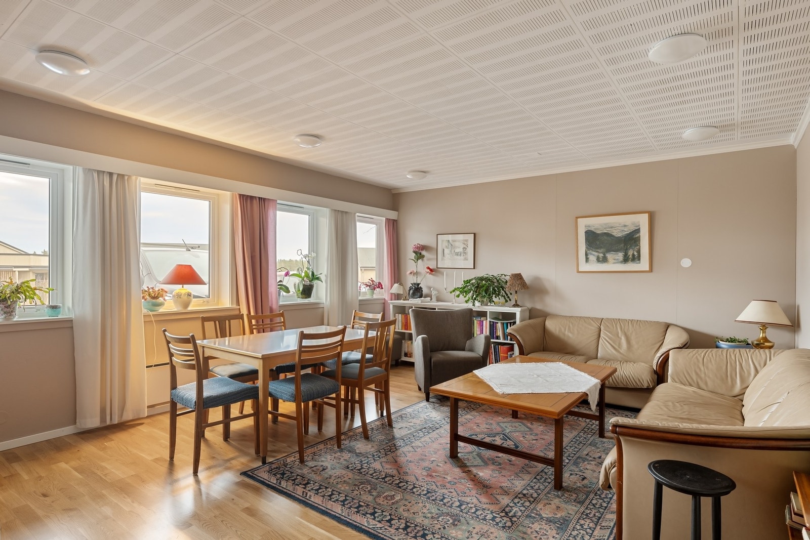 Dette er en felles stue som kan brukes av alle beboerne. Etter avtale med styret kan den også
benyttes av den enkelte beboer ved arrangering av selskaper. Galleribilde