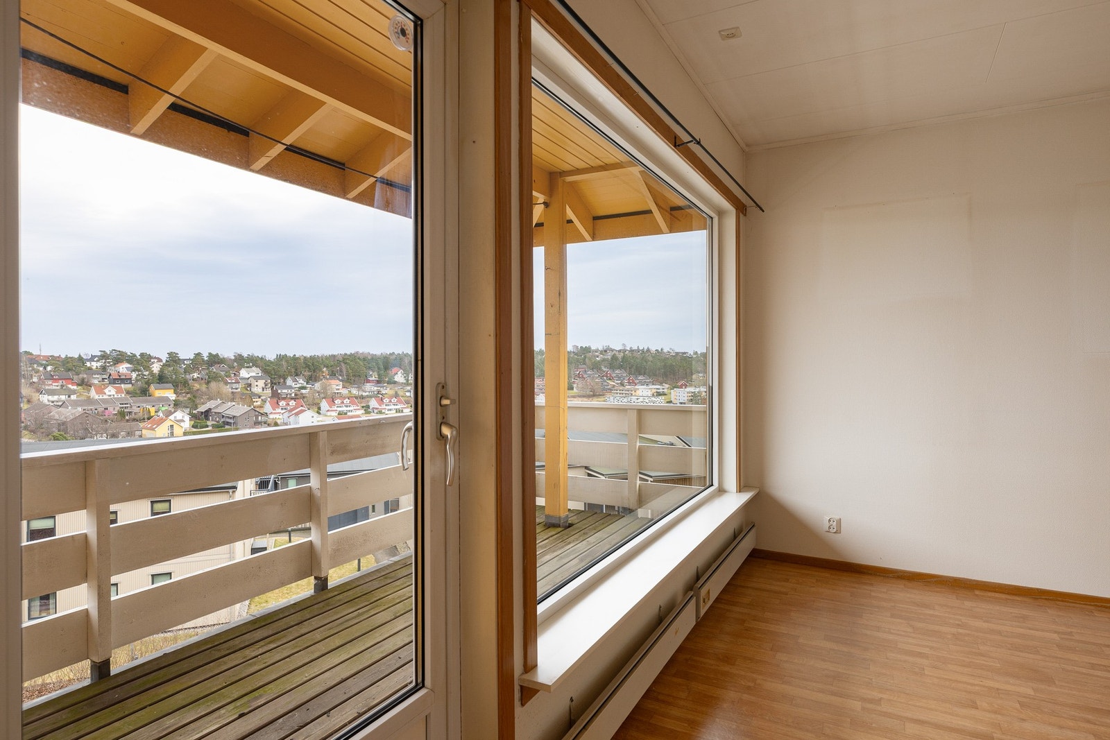 Utgang til dels overbygd veranda fra stuen. Galleribilde