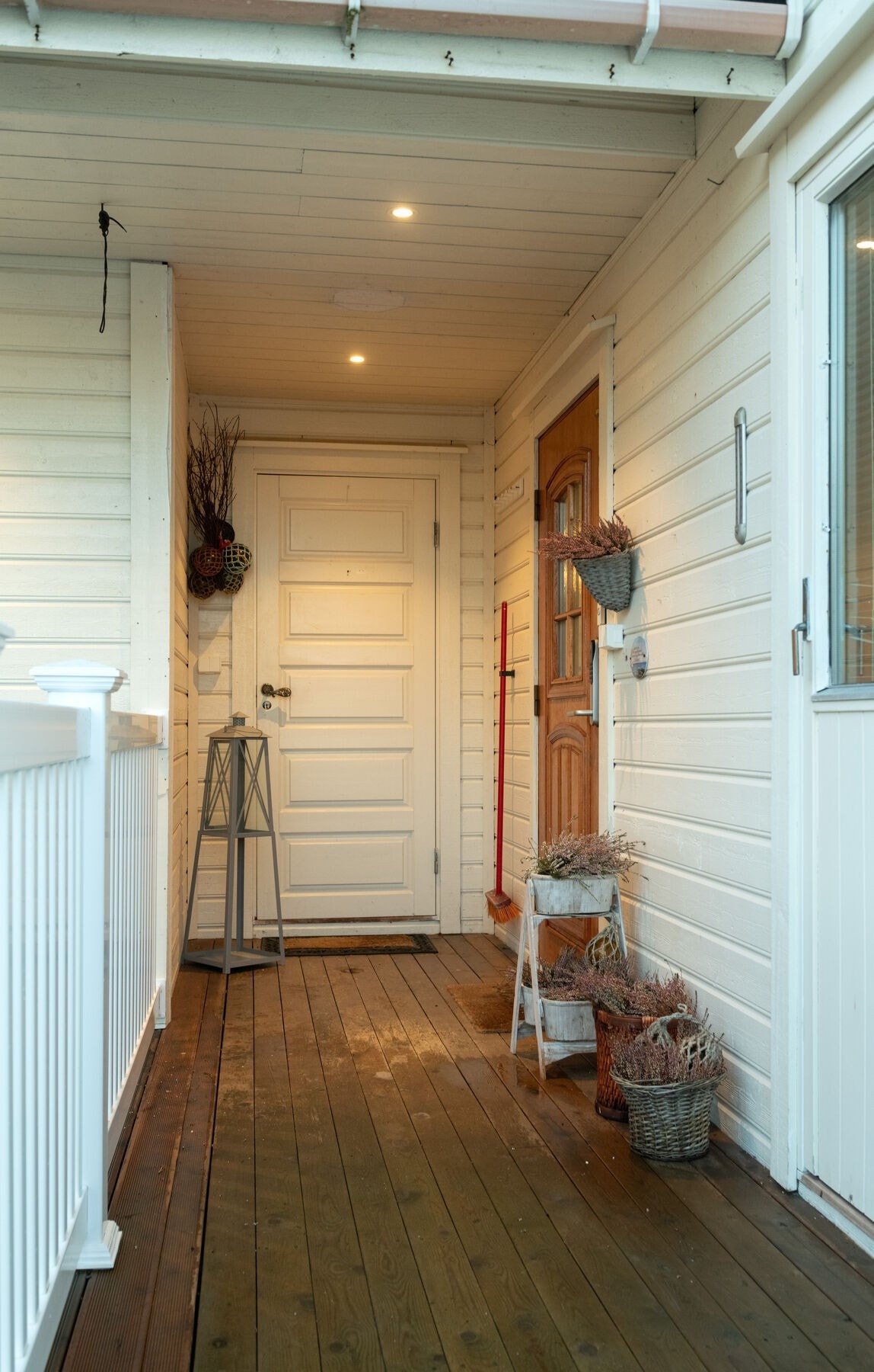 Overbygget inngangsparti med enkel adkomst fra hoveddel til garasje - Her går du tørrskodd til bilen hele året! Galleribilde
