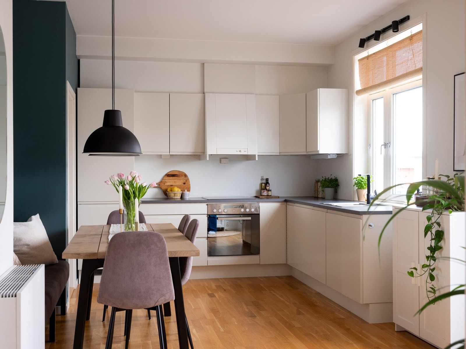 Tidløs hvit HTH innredning med integrerte hvitevarer. Galleribilde