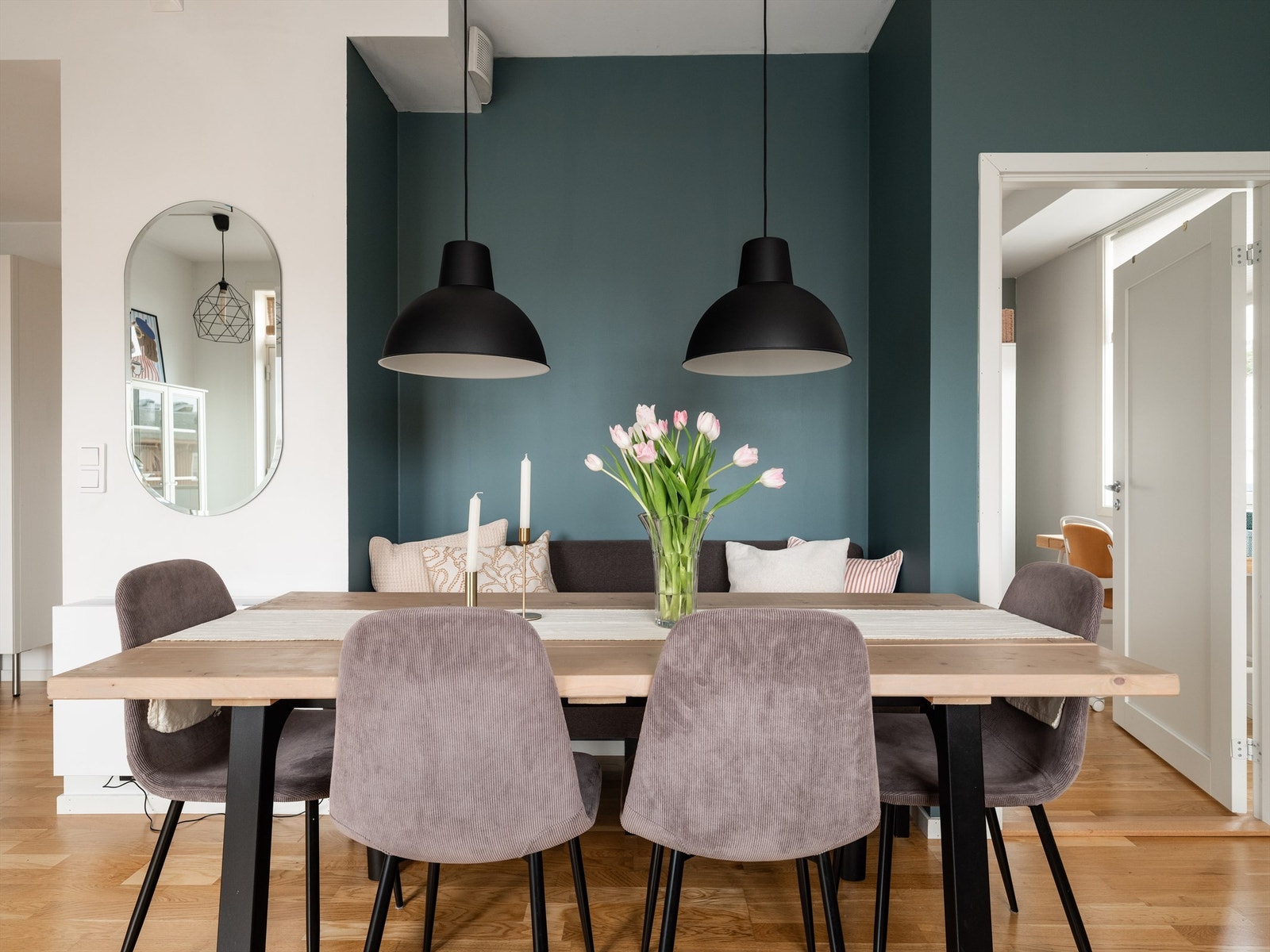 Plassbygd spisesofa med bord og stoler følger med i handelen. Galleribilde