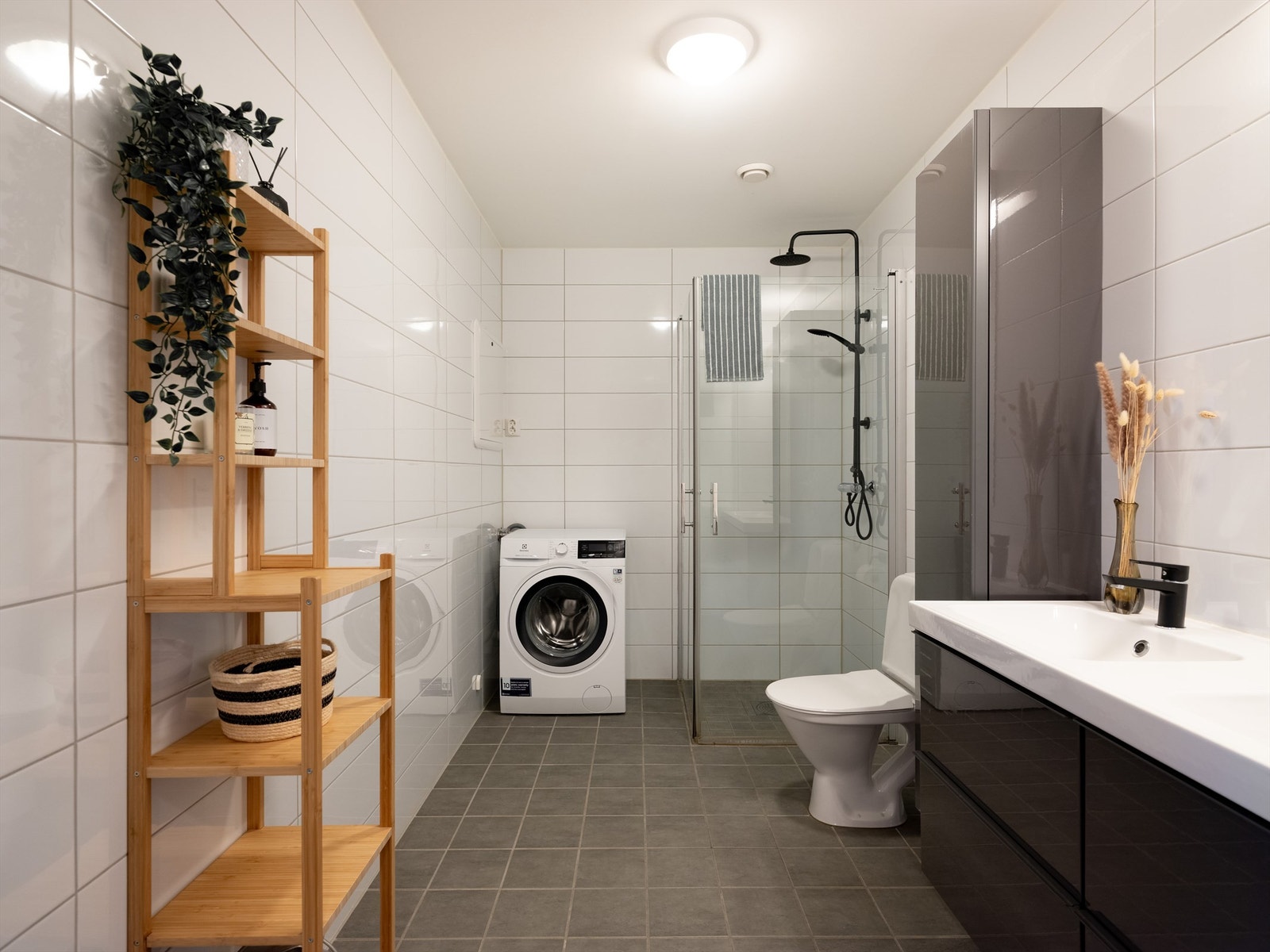 Romslig flislagt bad på 6,5 kvm med gulvarme. Rør-rør system. Galleribilde