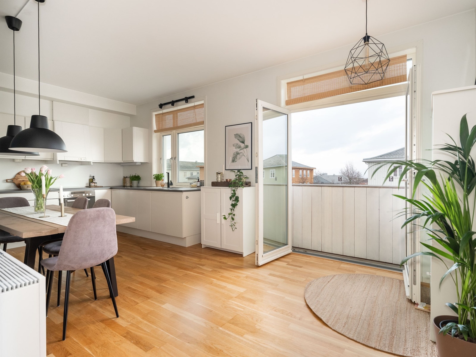 Luftig med utstrakte vindusflater som sikrer rikelig med naturlig dagslys. Galleribilde