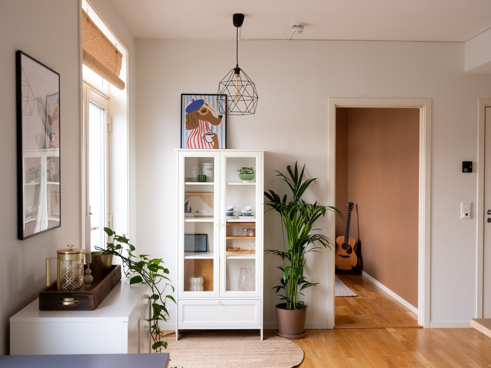 Leiligheten har gjennomgående god høy takhøyde som skaper en luftig atmosfære. Galleribilde