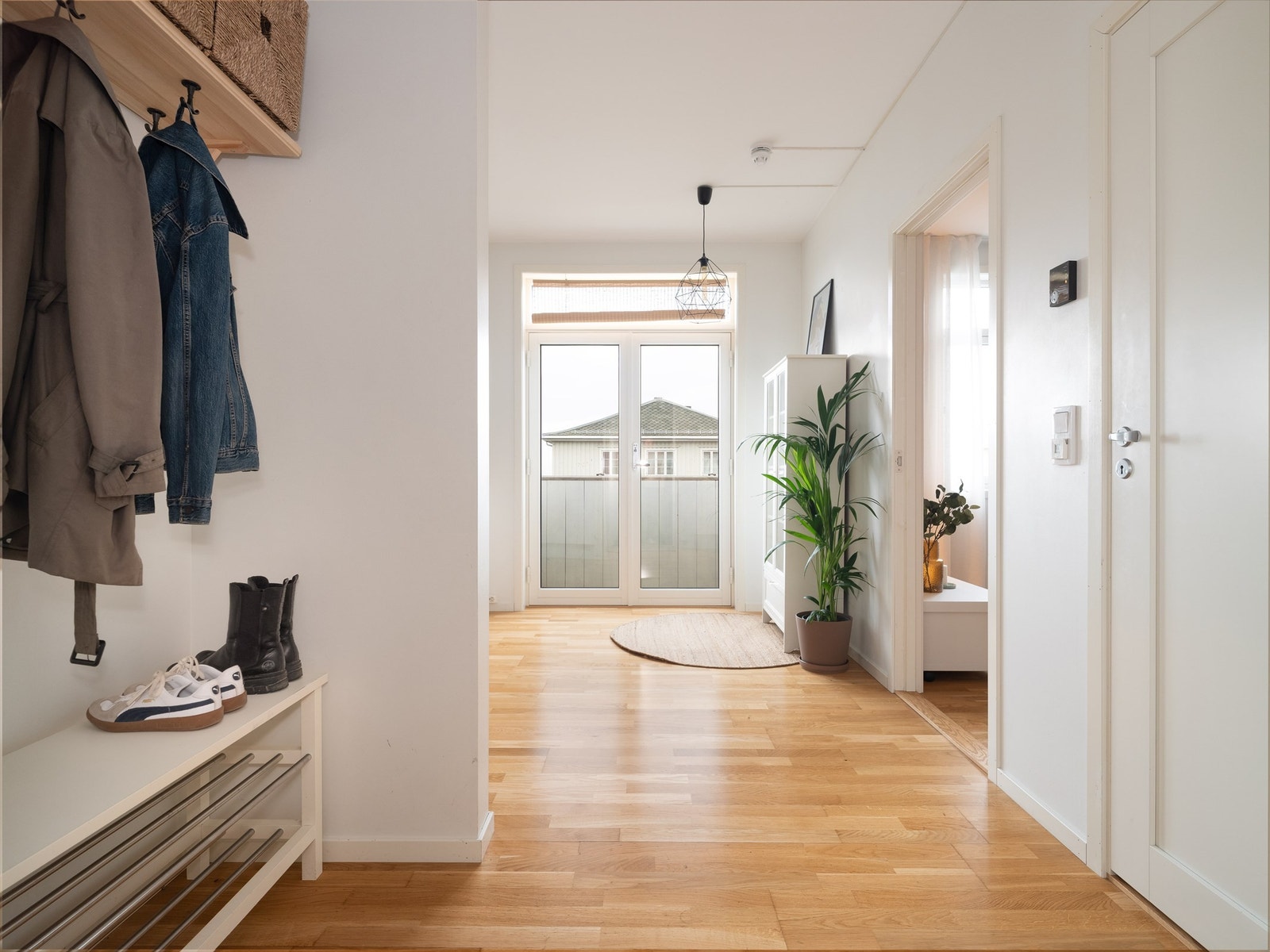 Lys leilighet med smart planløsning. Badet til høyre. Galleribilde