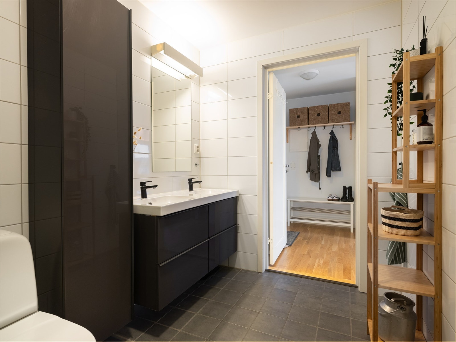 Praktisk med dobbelt servant og gode oppbevaringsmuligheter. Galleribilde