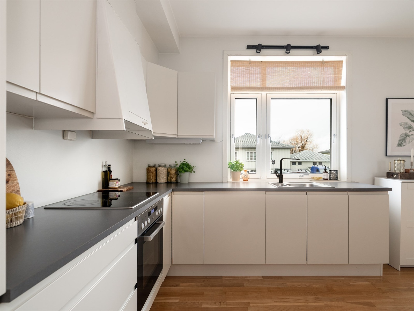 Romslig innredning med god benkeplass og utsikt. Galleribilde