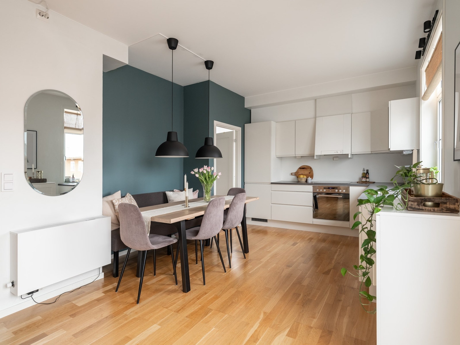 Kjøkkenet har praktisk plassering i hjørnet med god plass til spisegruppe. Galleribilde