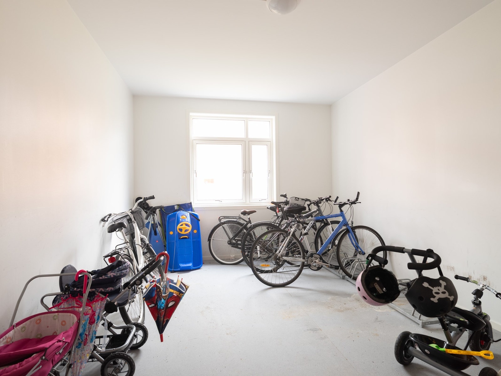 Felles bod for trygg oppbevaring av sykler. I tillegg er finnes det en bod med noe felles utemøbler m.m. Galleribilde