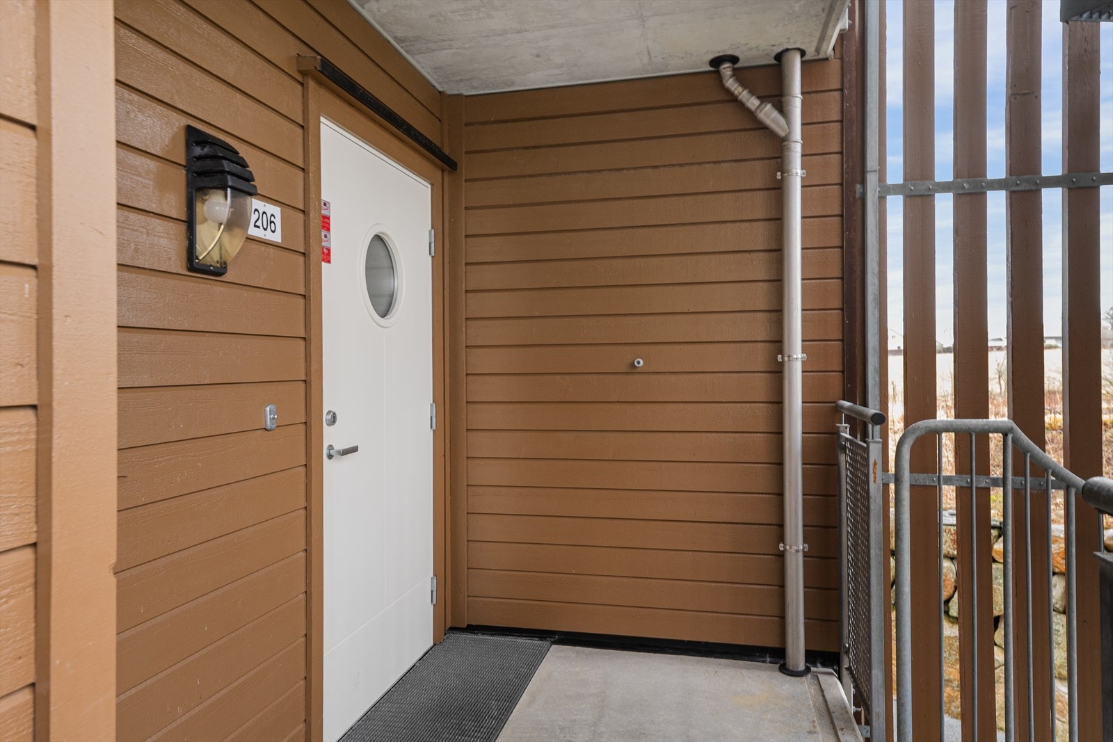 Det er heis i bygget, slik at en kan ta heis opp til leiligheten. Galleribilde