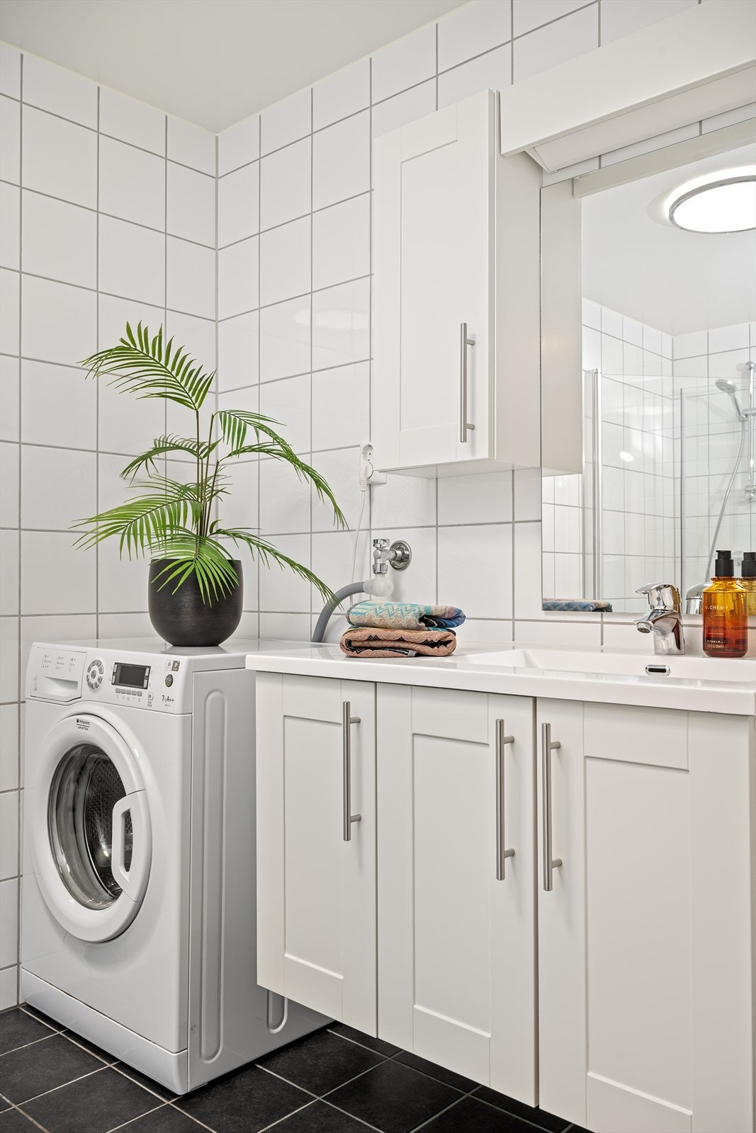 Badet fungerer også som vaskerom med plass for vaskemaskin. Galleribilde