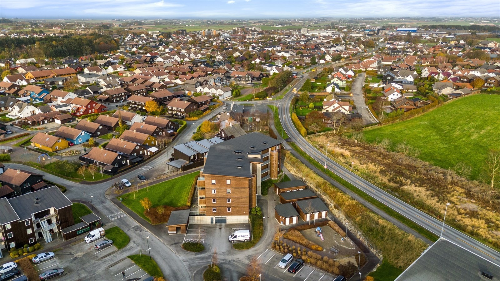 Dronefoto som viser beliggenhet i forhold til sentrum Galleribilde