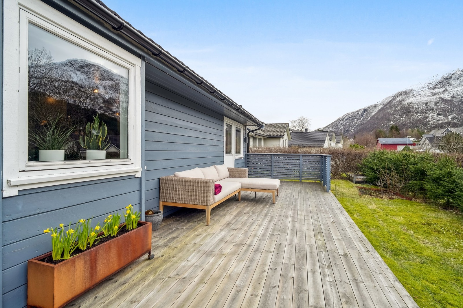 Terrassen strekker seg fra vestsiden til sydsiden av boligen og byr på gode solforhold. Galleribilde