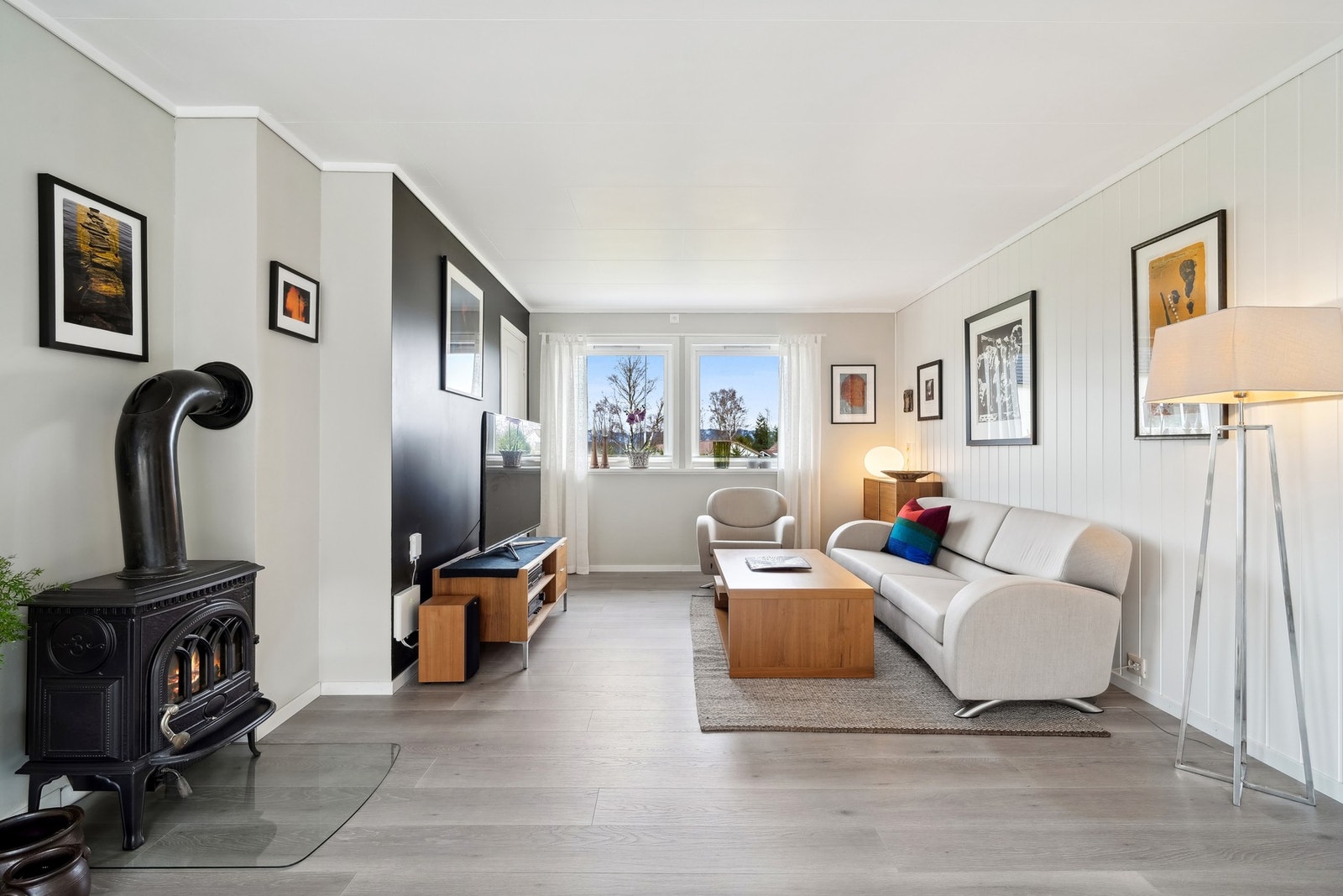 Vedfyring i stuen gir en varm og hyggelig atmosfære. Galleribilde