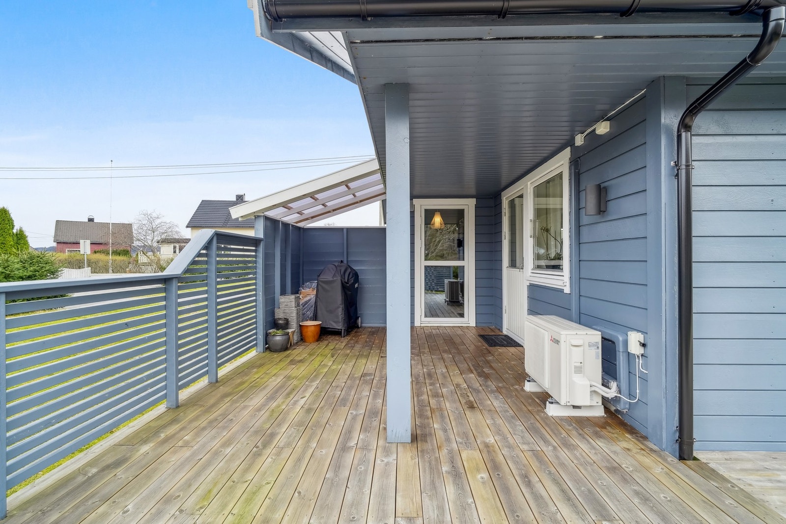 Halvveis overbygd terrasse. Galleribilde