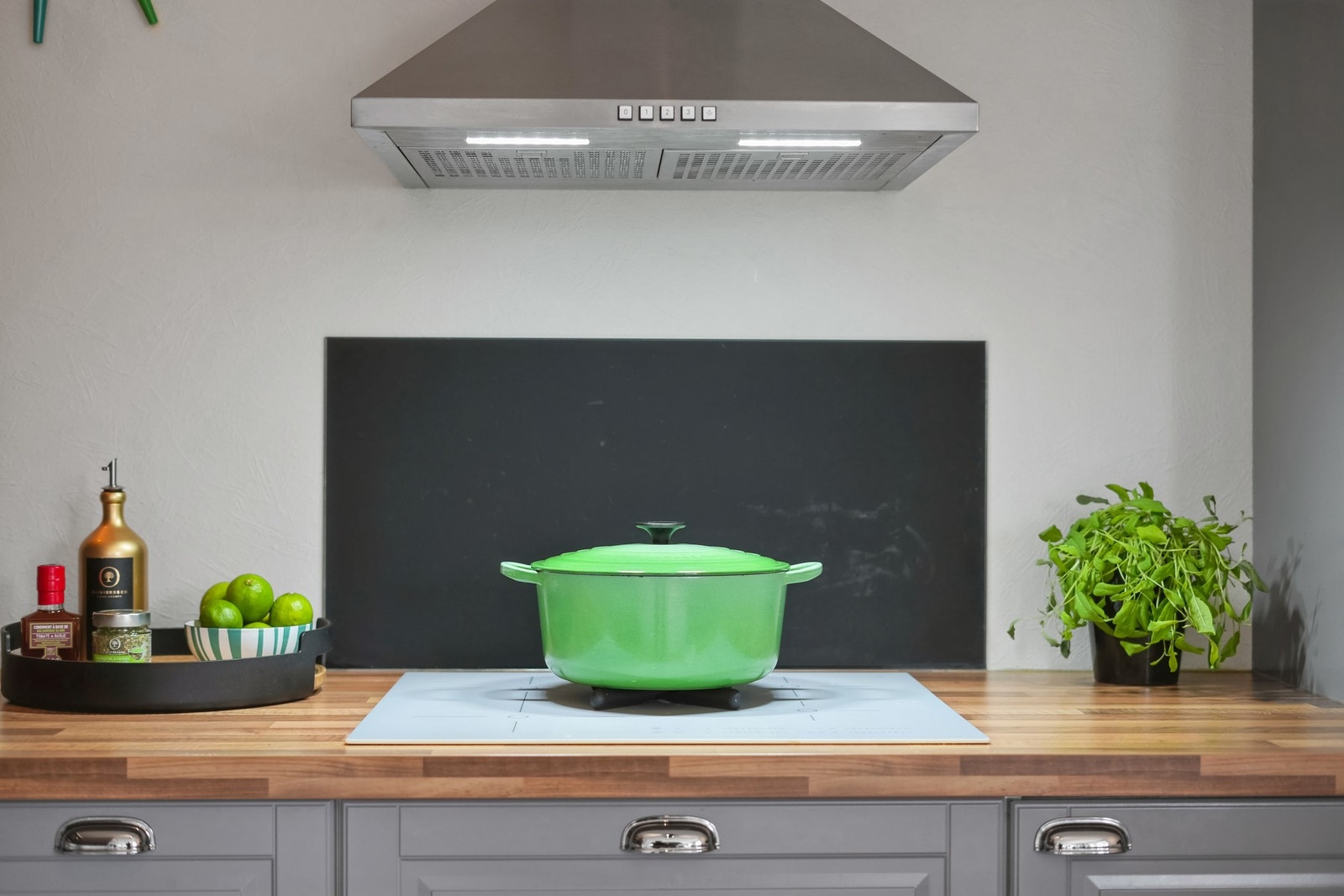 Kjøkkenet har integrerte hvitevarer. Galleribilde