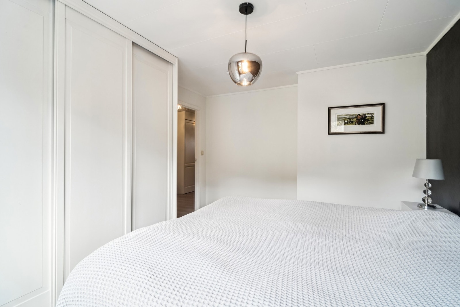 Det er skyvedørsgarderobe på hovedsoverommet. Galleribilde