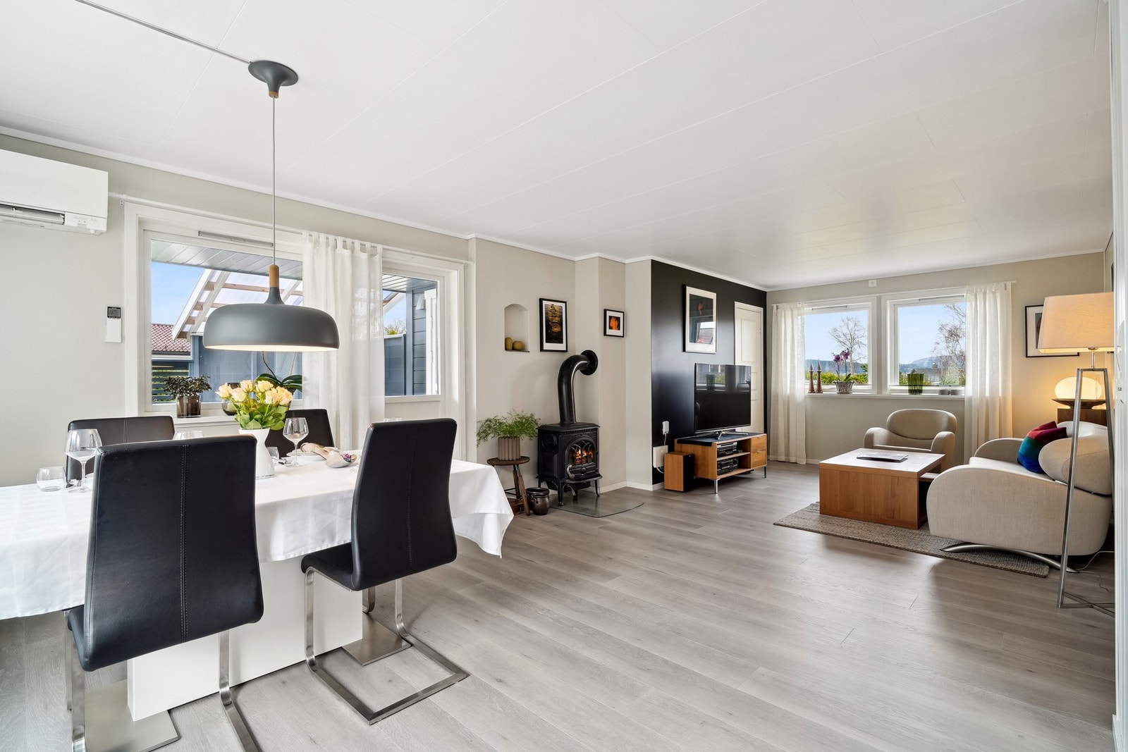 Romslig og åpent stue-/kjøkkenrom oppleves lyst og trivelig. Galleribilde