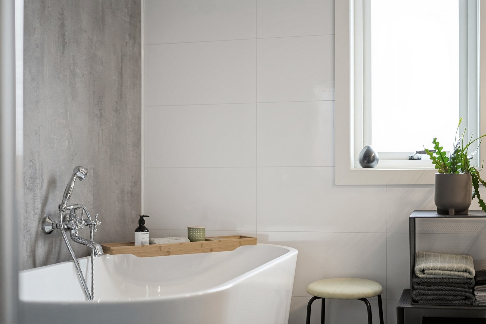 Badet er godt utstyrt med både badekar og dusj. Galleribilde