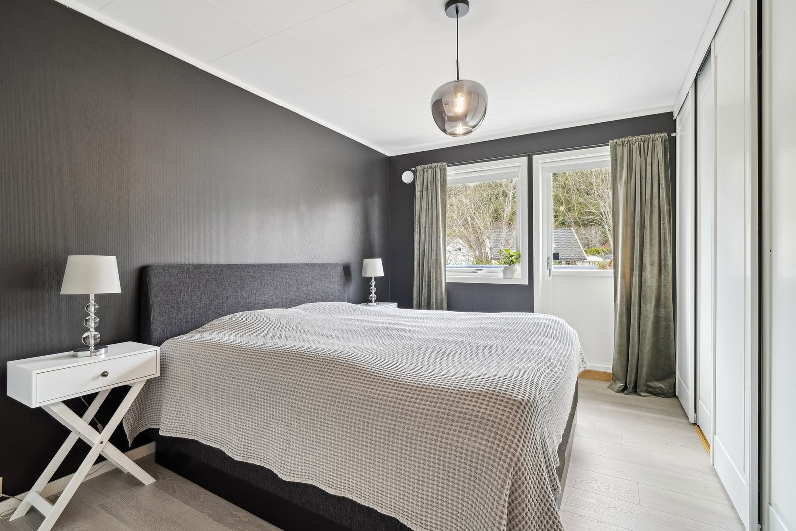 Hovedsoverommet har utgang til terrasse for enkelt å kunne lufte sengetøyet. Galleribilde