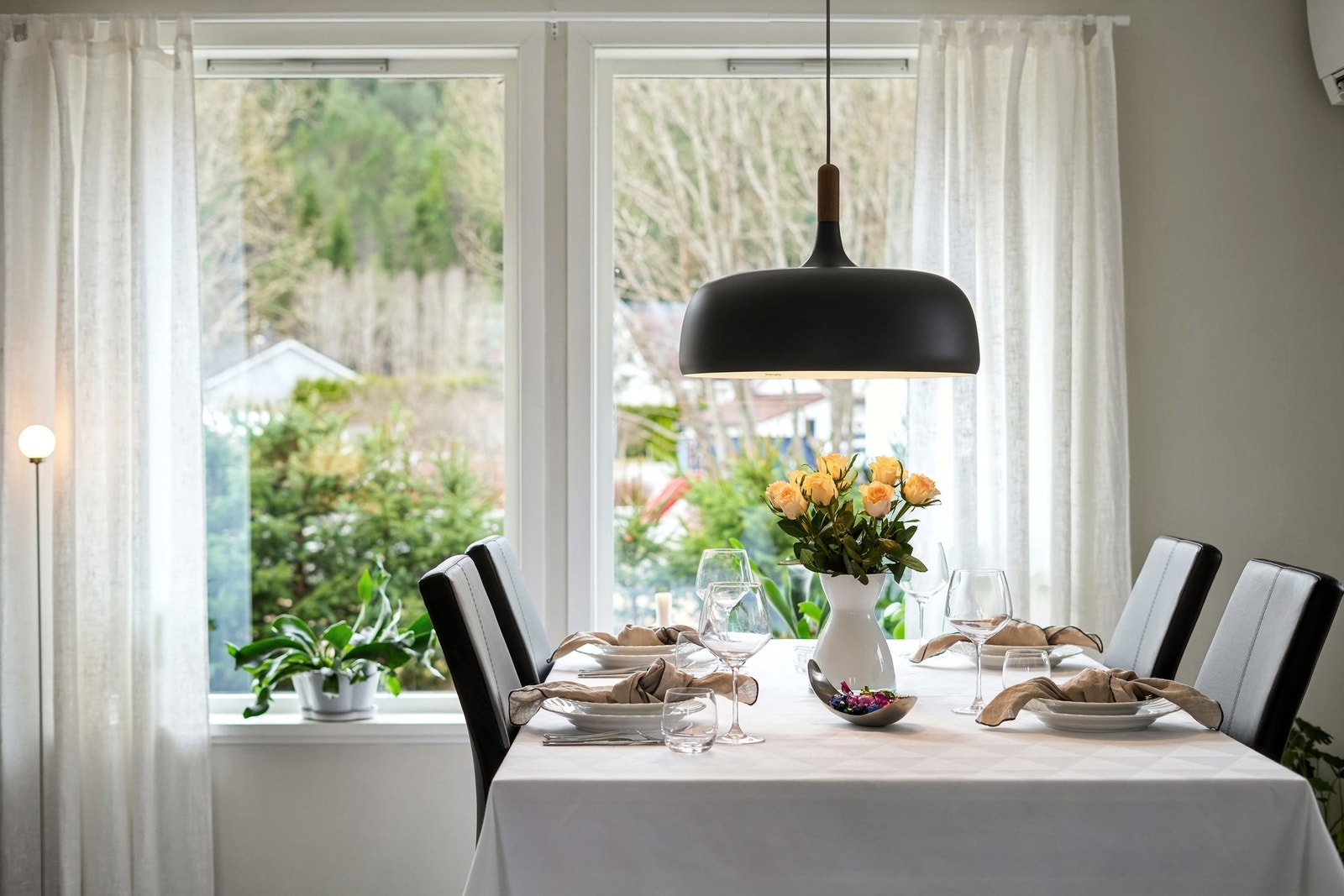 Spiseavdelingen kan praktisk plasseres mellom stue og kjøkken. Galleribilde