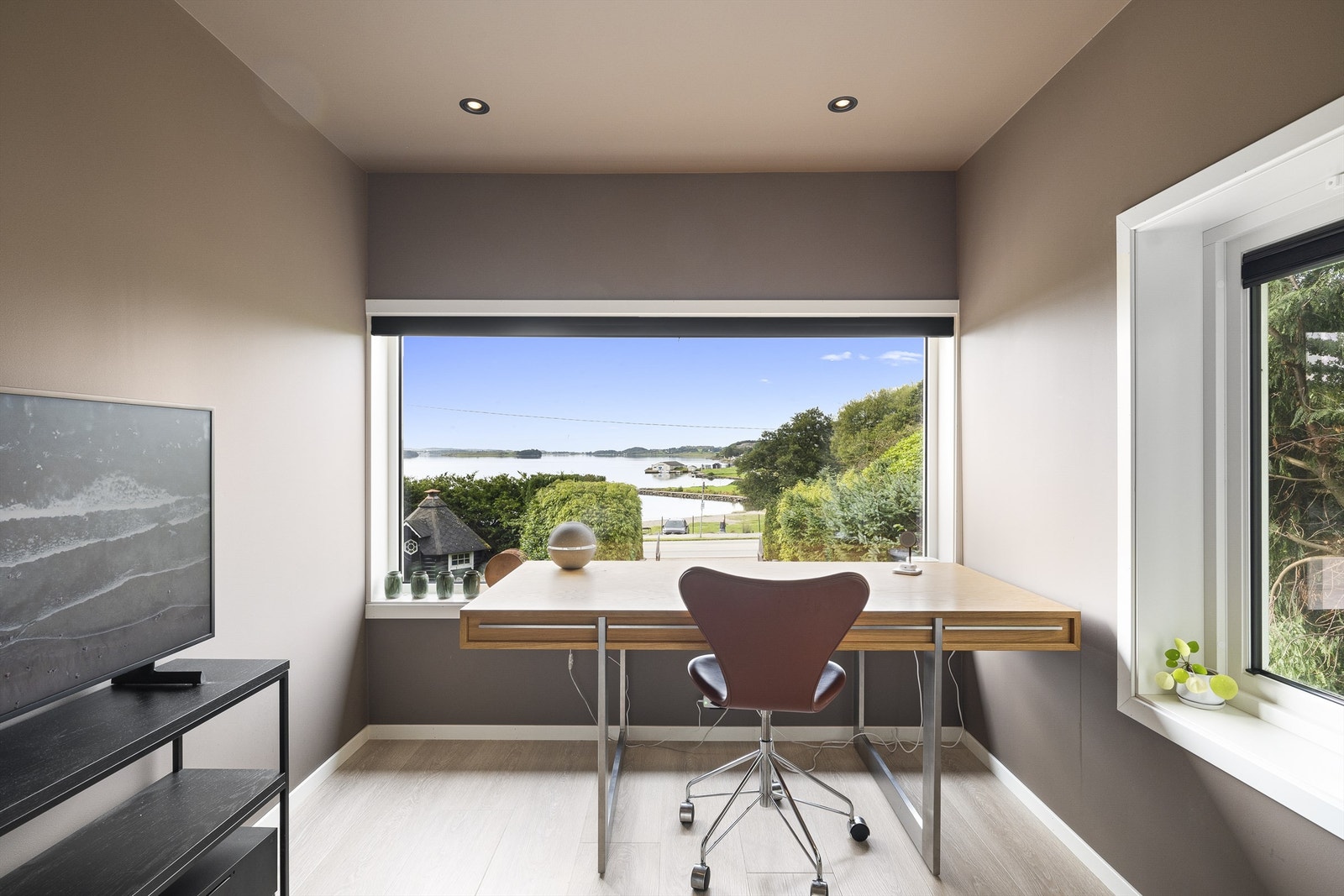 Kontor med nydelig utsikt (tidlligere innglasset veranda - tiltak ikke byggemeldt). Galleribilde