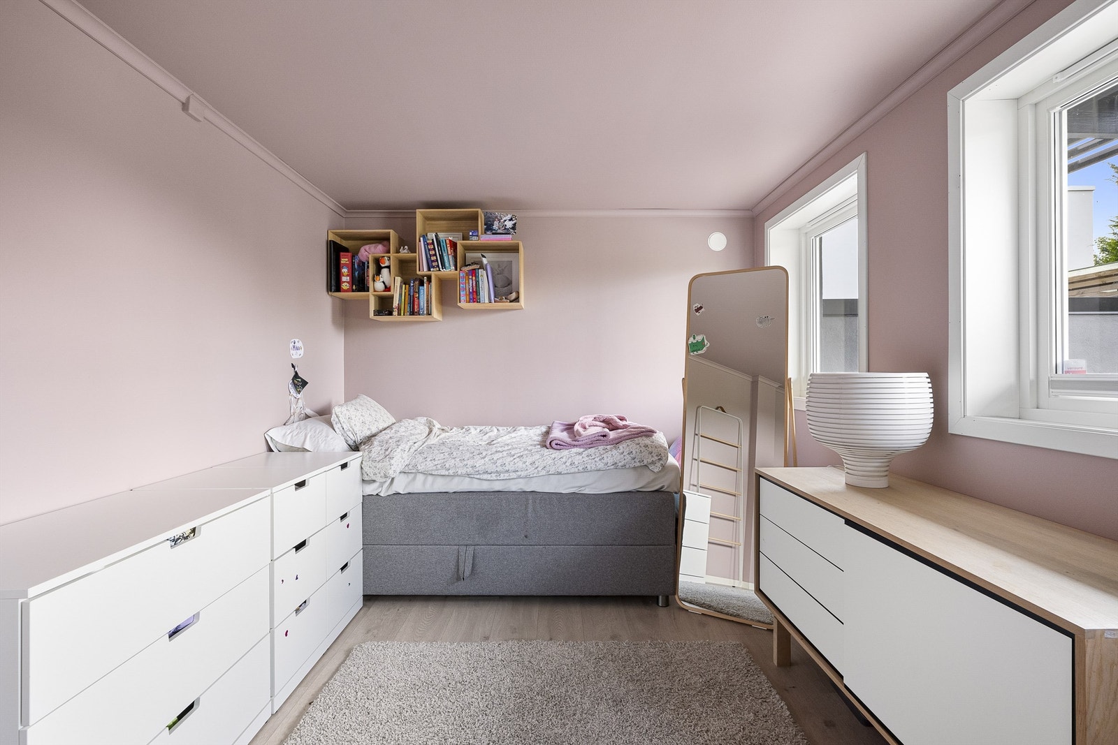 Rom i 1. etasje benyttet som soverom (Ikke byggemeldt/godkjent til varig oppholdsrom) Galleribilde