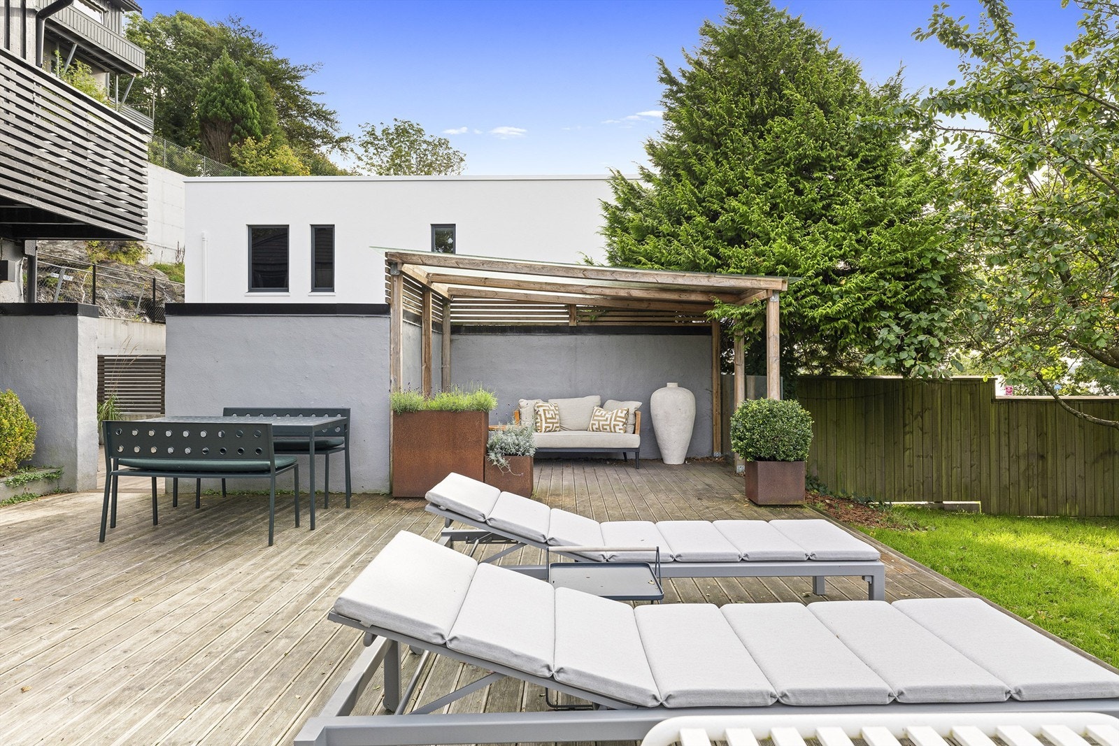 Ta deg gjerne et bad i Møllebukta, og kos deg så i egen hage! Galleribilde