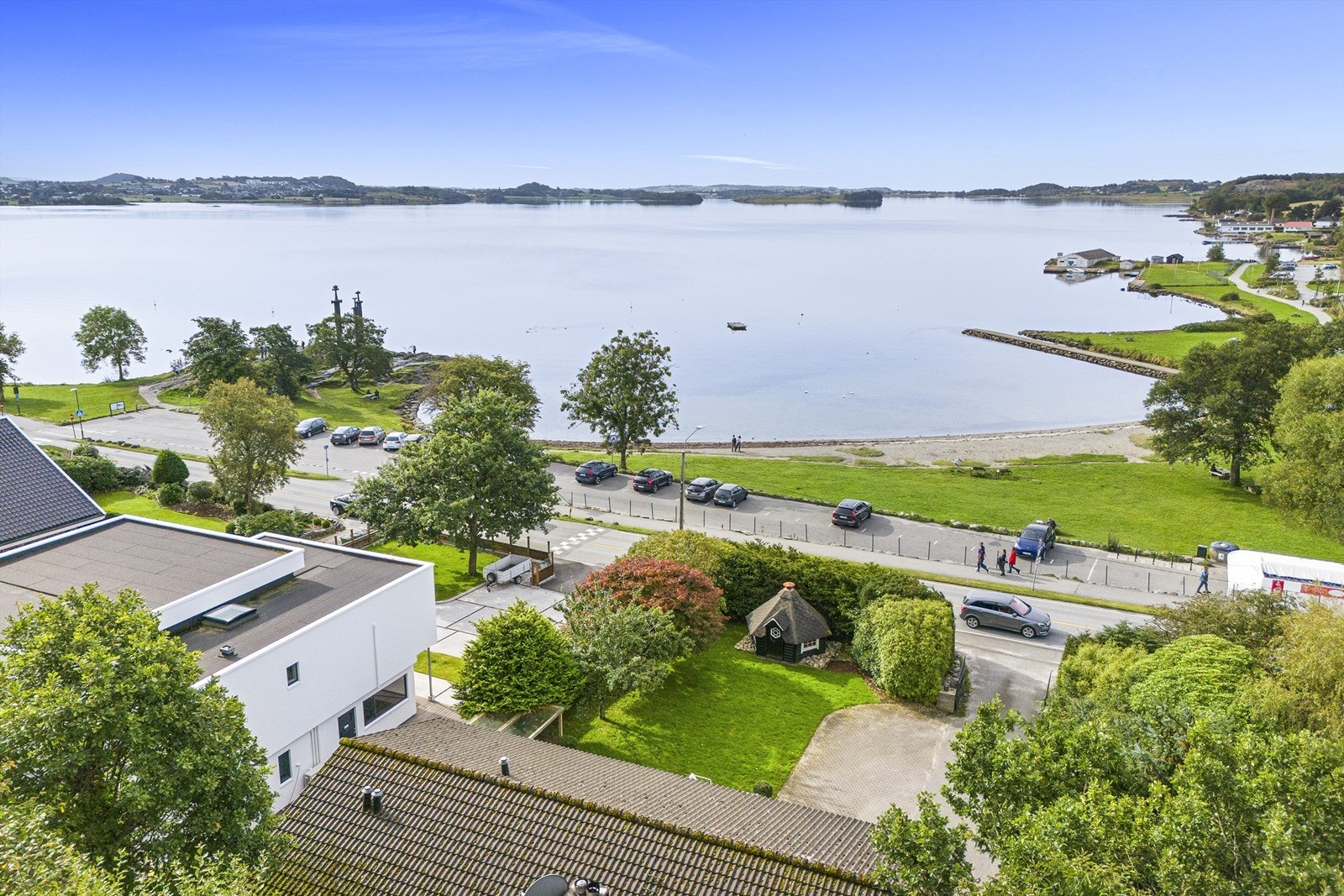 Hage mot sør-vest. Fremtidig vegarbeid kan påvirke beplantet område som grenser mot vei. Galleribilde