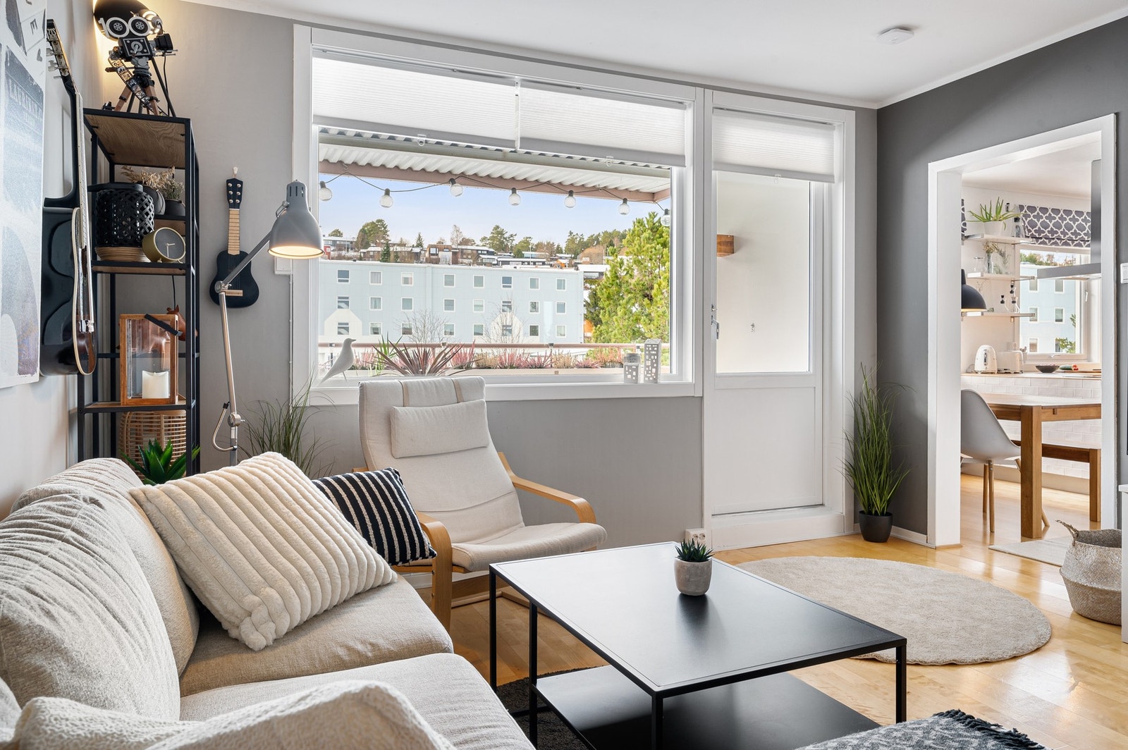 Her er det god plass til flere sittegrupper, stue-, TV- og spisebord. Galleribilde