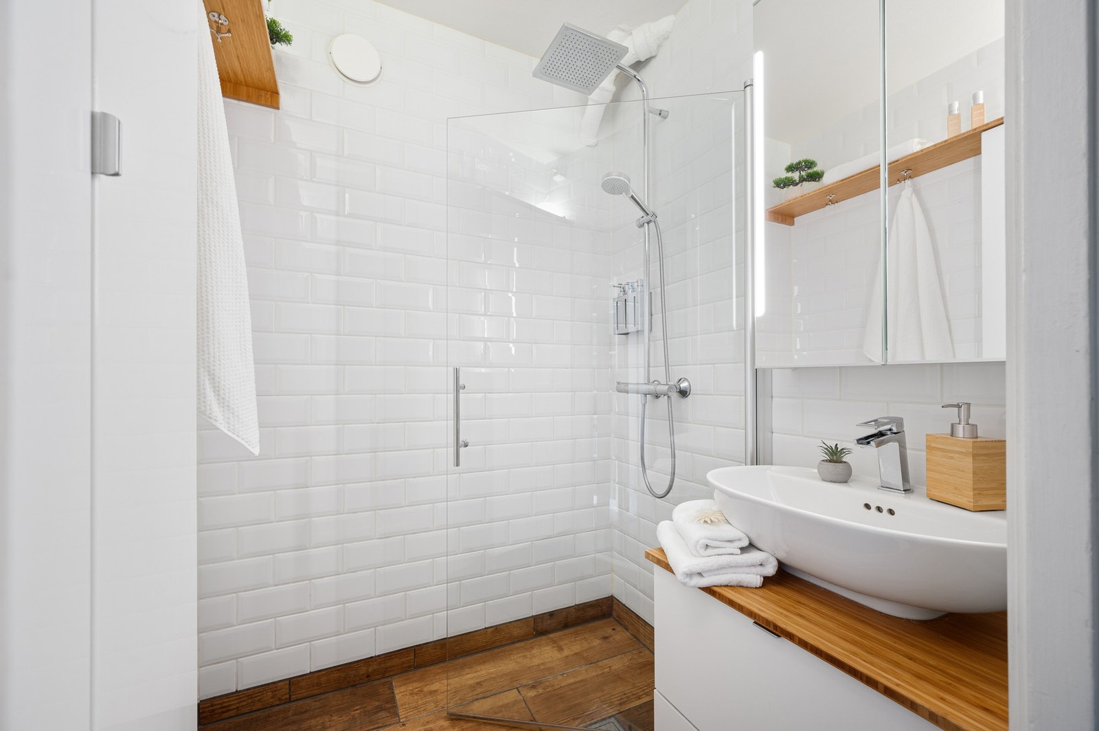 Lyst og pent flislagt bad med elektriske varmekabler i gulv. Galleribilde