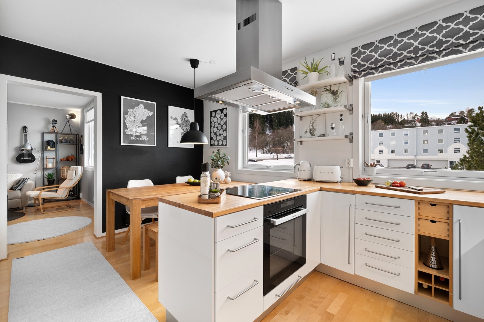 Kjøkkenet ble oppusset i 2004. Benkeplater, hvitevarer og veggflis ble etablert i regi av tidligere eier i 2015. Galleribilde