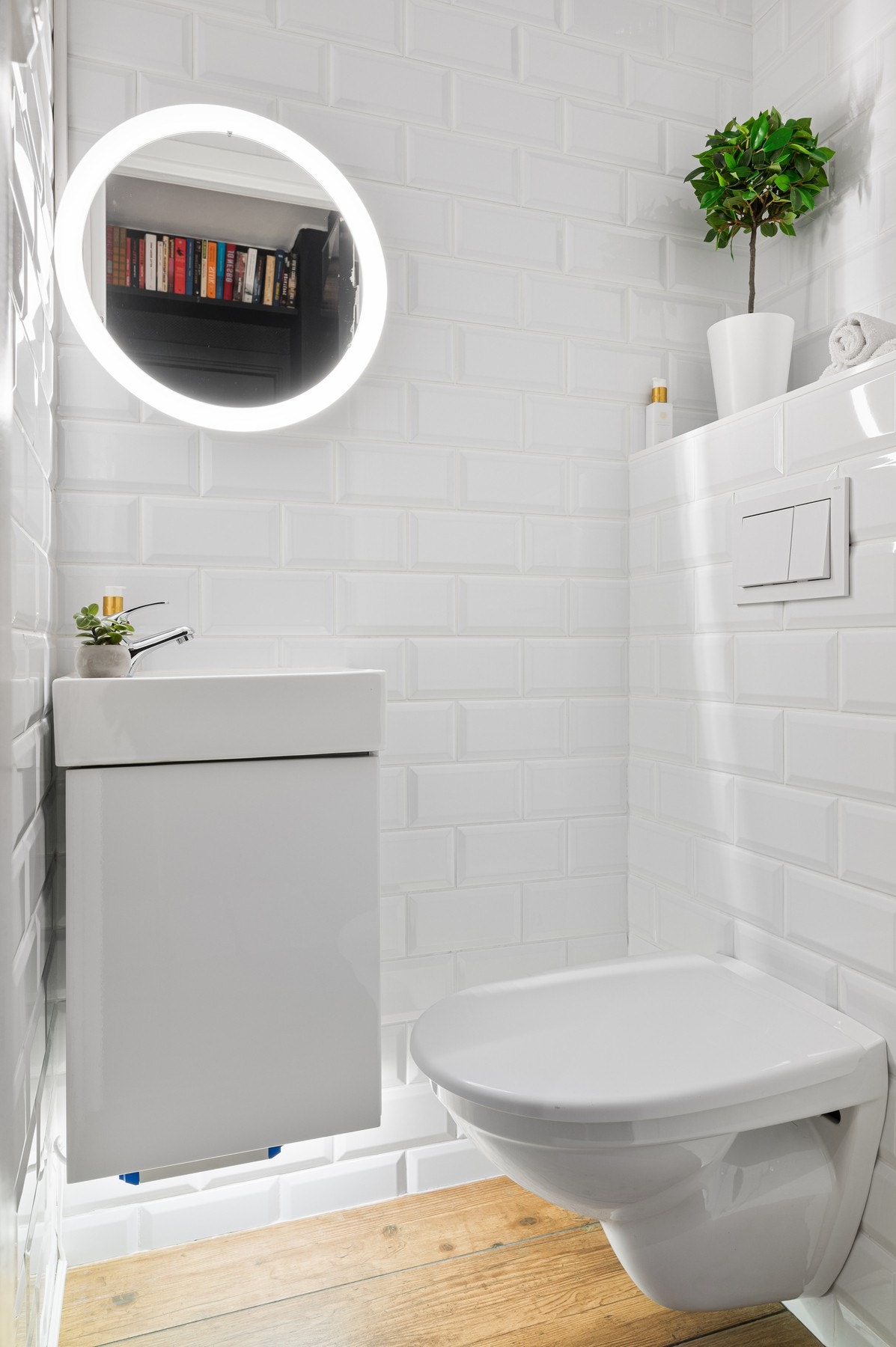 Lyst og pent adskilt toalettrom som ble totalrenovert i 2020. Galleribilde