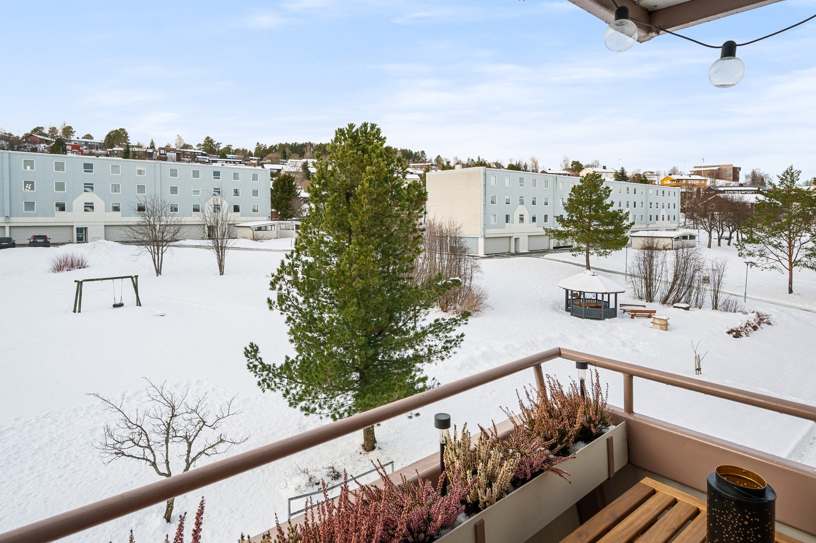 Like utenfor boligen har man flotte fellesarealer som kan disponeres fritt av beboerne borettslaget. Galleribilde