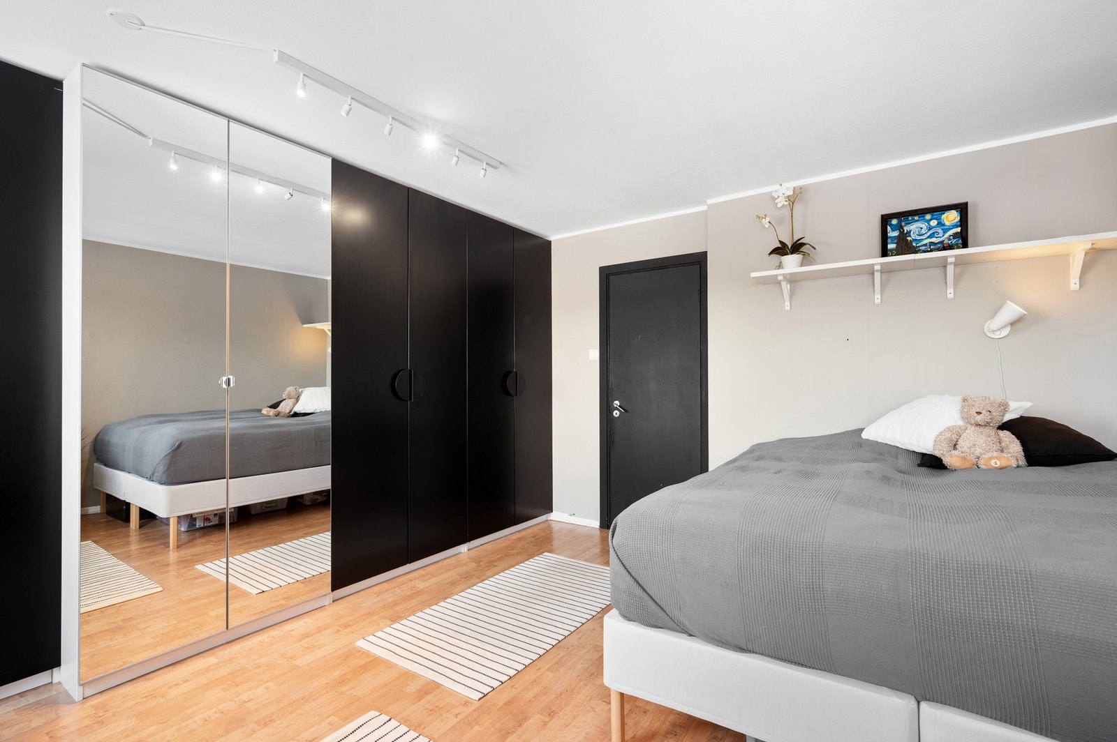 Her har man også en stor og praktisk garderobeløsning. Galleribilde