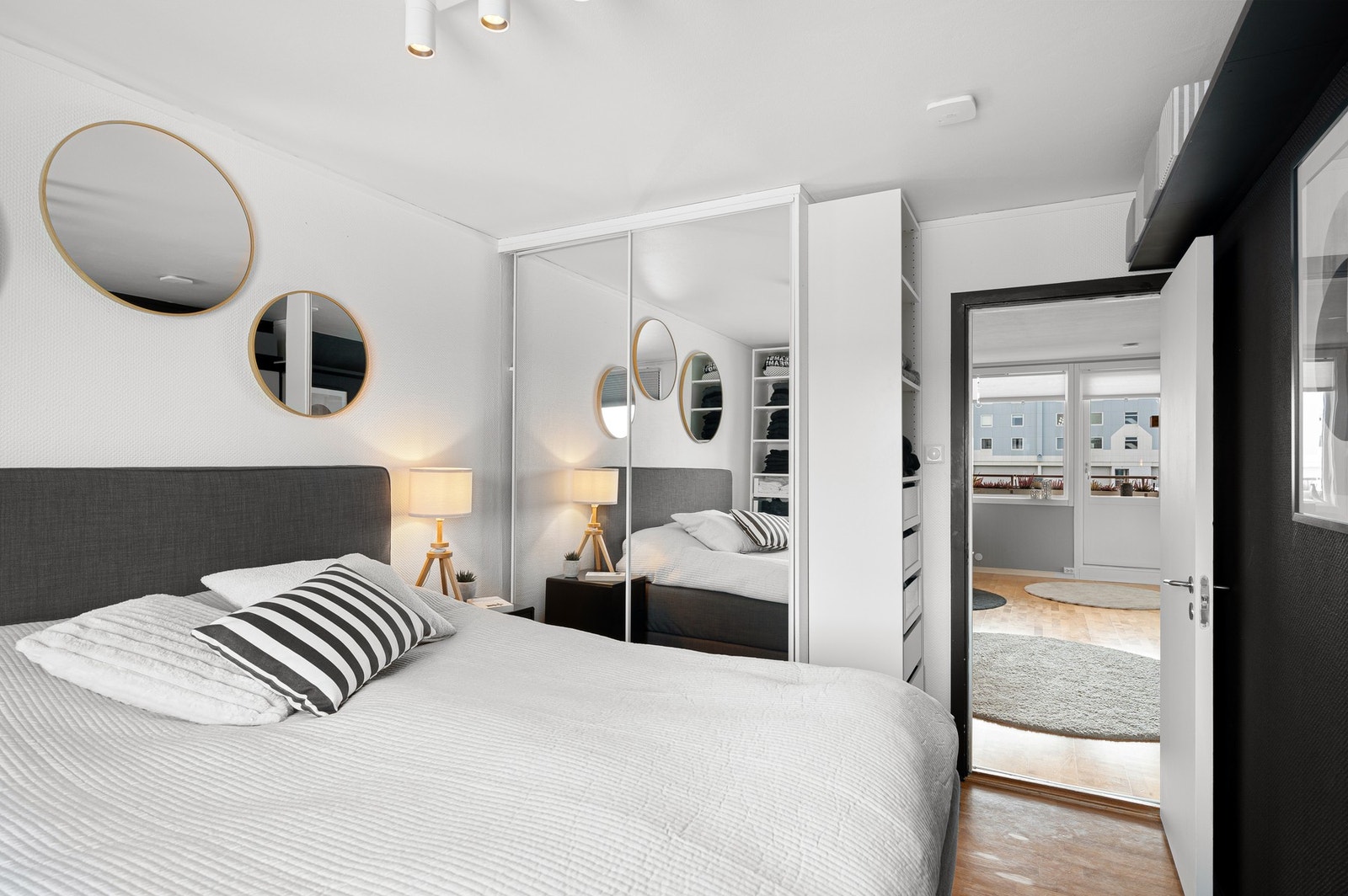 Her har man også god plass til ønsket garderobeløsning. Galleribilde