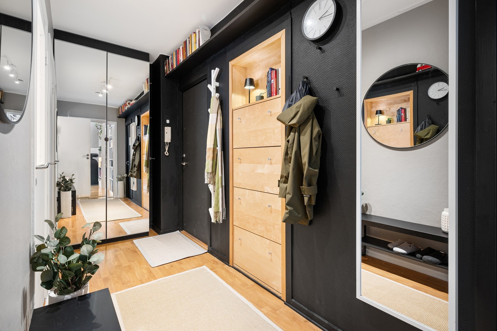 Her har man god plass til å henge fra seg sko og ytterklær. Galleribilde