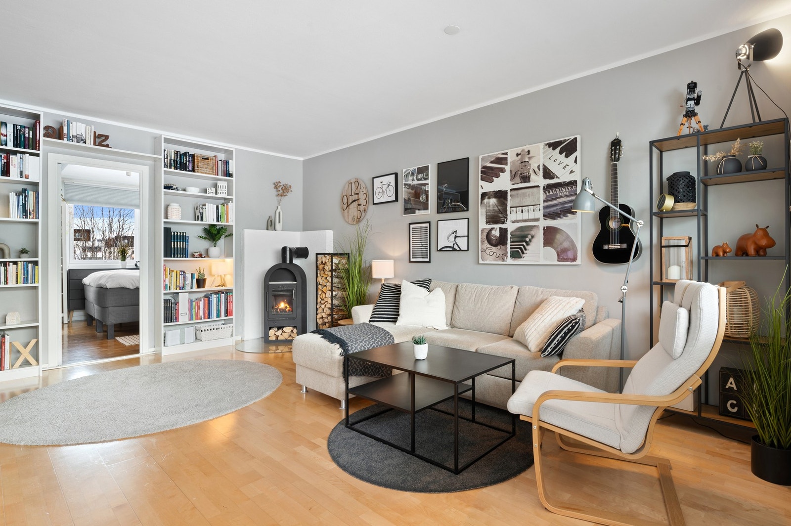 Boligen har vedfyring som en av oppvarmingskildene. Vedfyring er et hyggelig alternativ som hjelper å holde energikostnadene lave. Galleribilde