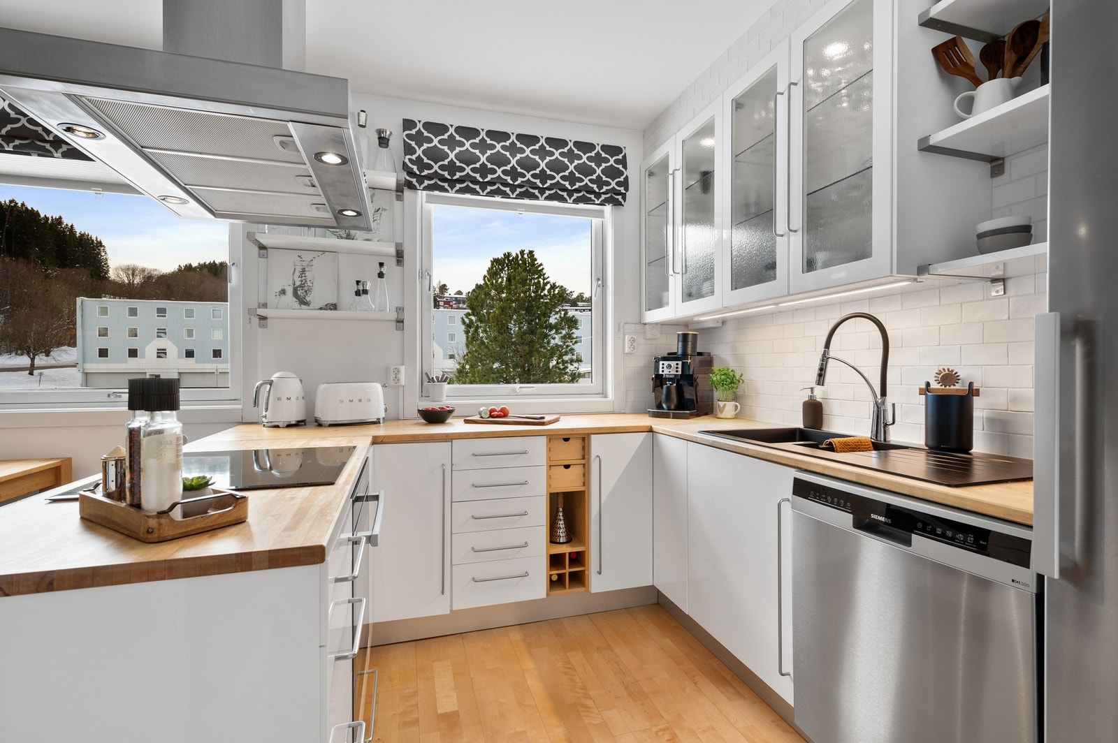 Her får man et kjøkken med mye skap- og benkplass, samt. integrert platetopp og stekeovn. Galleribilde