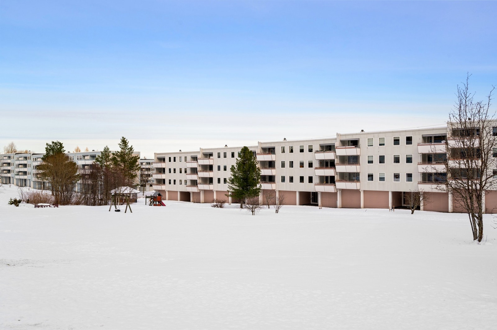 Boligen ligger svært fint til på Byåsen i et område mellom Bymarka og sentrum. Her har du umiddelbar nærhet til Metrobuss, et rikt utvalg av dagligvarebutikker, samt at skisporet opp til Bymarka starter like ved Astorbanen. Galleribilde