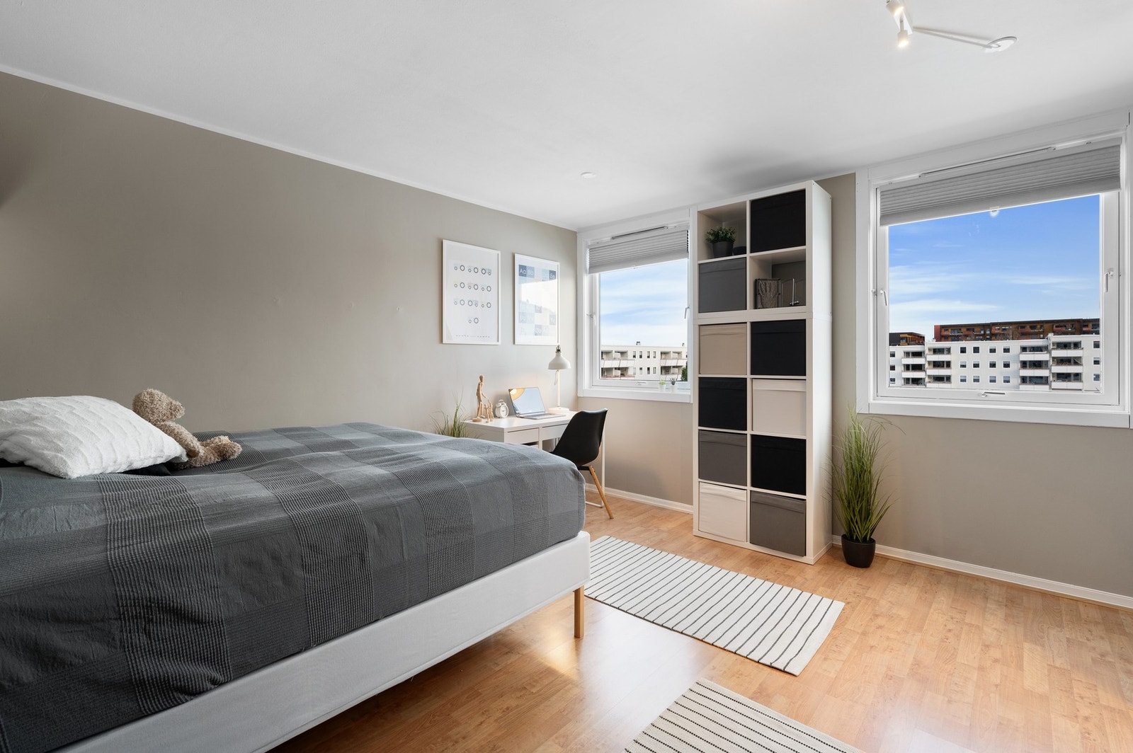 Hovedsoverommet er på hele 15,5m² med god plass til ønsket soveromsmøblement. Galleribilde